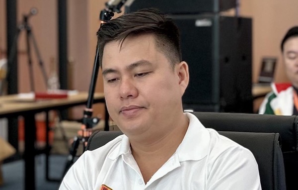 Lại Lý Huynh at the board.